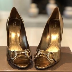 Gorgeous 100% Authentic Gucci Gold heels.